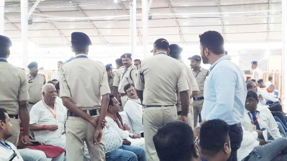 पीएम मोदी की सभा में भाजपा कार्यकर्ता की पुलिस से बहस